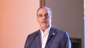 Abinader reconoce labor de periodistas en su día