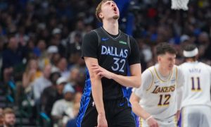 flagg-anota-45-y-mavericks-cortan-racha-mas-longeva-de-derrotas-en-32-anos