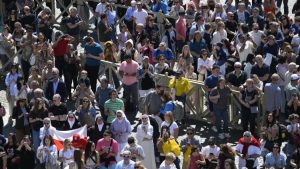 Papa León XIV advierte sobre las noticias falsas y llama a invocar la paz en Pascua