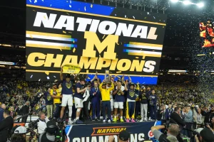 michigan-derrota-a-uconn-y-vuelve-a-la-cima-del-baloncesto-universitario