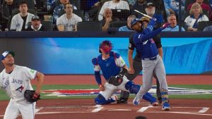 ¡Qué palo! Teoscar Hernández silencia el Rogers Centre con jonron de dos carreras (VIDEO)