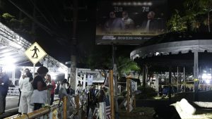 Decenas desafían lluvia para concentrarse en zona cero del Jet Set