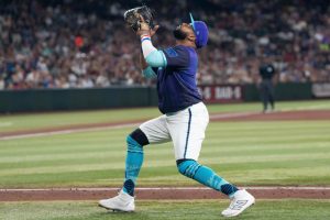 Carlos Santana fuera de acción: Diamondbacks lo inactivan por distensión en el muslo derecho