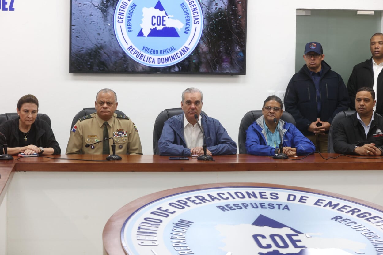 Abinader supervisa labores del COE y garantiza asistencia a familias vulnerables