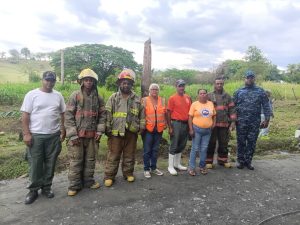 Lluvias y fuertes vientos derriban poste sobre vehículo en Santiago Rodríguez