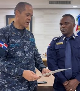 Reconocen sargento policial que se lanzó a un río en Los Alcarrizos para salvar a un ciudadano