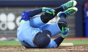 blue-jays-colocan-a-springer-en-lista-de-lesionados-con-fractura-en-el-dedo