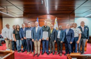 Julián Tavárez y Bartolo Colón, dos brazos de leyenda exaltados por Santiago en un acto de emoción y justicia histórica