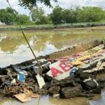 Residentes en barrios de Puerto Plata luchan por salvar bienes, tras inundaciones