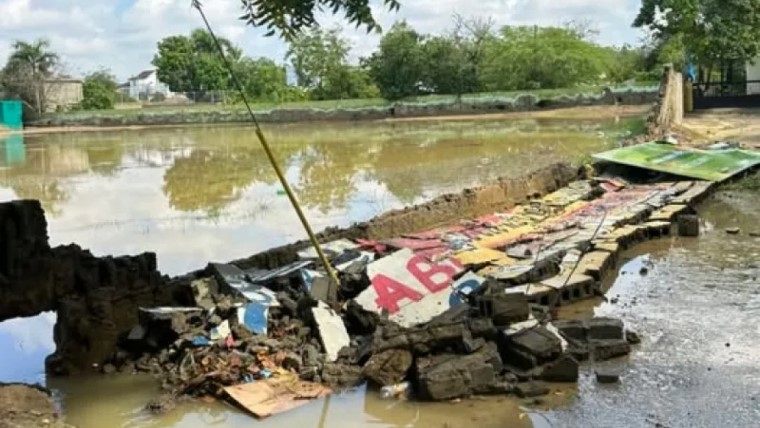 Residentes en barrios de Puerto Plata luchan por salvar bienes, tras inundaciones