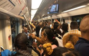 Este martes, el murmullo en los vagones del Metro no era el de los rieles, sino el “ventarrón” del lunes en el Distrito Nacional