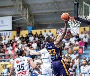 omogbo-silencia-el-moca-85-con-un-triple-sobre-la-bocina-y-marineros-amarga-el-debut-historico-de-los-heroes