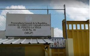 Cuatro reclusos heridos tras riña en cárcel El Pinito, en La Vega