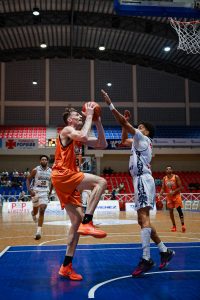 marineros-logra-su-segunda-victoria-con-cinco-jugadores-en-cifras-dobles