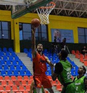 Quezada anota 34 y guía triunfo de Leones sobre Soles