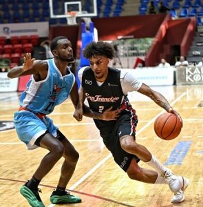 Charlie Brown Jr lidera triunfo de Gigantes ante Titanes