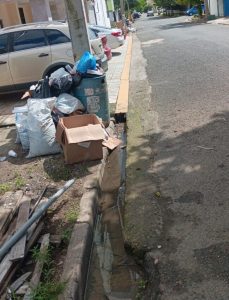 Entorno de la UASD arrabalizado con basura, ocupación de aceras y escasez de agua potable