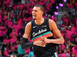 wembanyama-debuta-con-gran-actuacion-en-playoffs-en-triunfo-de-spurs