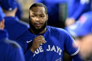 azulejos-superan-odisea-de-viaje-y-vencen-a-angelinos;-guerrero-jr.-lidera