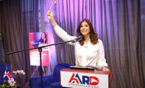 nikauly-de-la-mota-presenta-una-nueva-vision-de-comunicacion-para-el-pais-con-«arriba-y-alante-rd»