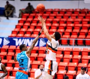 Reales derrotan a Titanes en La Vega con dominio en el último cuarto