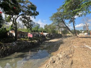 Trabajos ampliación avenida Colombia avanzan, pero aún faltan personas por sacar del área de peligro