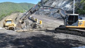 Derrumbe en Ocoa: Obras Públicas agiliza intervención y supervisa puentes en Peravia