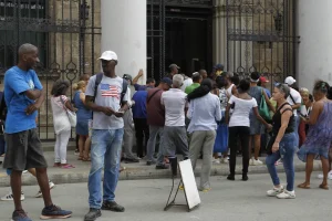 crisis-de-efectivo-en-cuba:-«¿por-que-los-ancianos-tenemos-que-pasar-tanto-trabajo?»