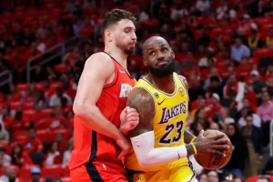Con 29 pun tos de LeBron, Lakers toman ventaja 3-0 tras colapso final de Houston