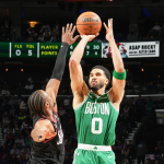 Tatum y Brown lideran a Celtics en victoria sobre Sixers en juego 3