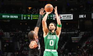 Tatum y Brown lideran a Celtics en victoria sobre Sixers en juego 3