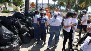 Recolectan más de 3,000 libras de plástico en costa Santo Domingo