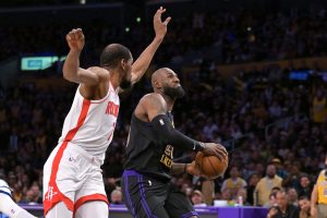 LeBron comanda remontada de Lakers y los coloca 3-0 ante Rockets