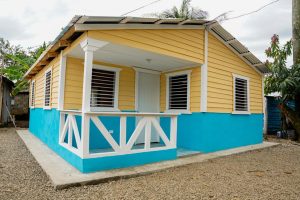 Gobierno entrega dos viviendas a familias vulnerables en Cotuí