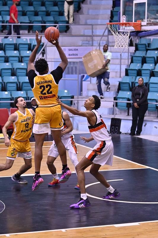 hall-hizo-canasto-de-oro-en-remontada:-metros-vencen-a-reales-y-siguen-invictos-en-la-lnb