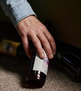 Se viraliza video de periodistas robando vinos y whisky en atentado contra Trump