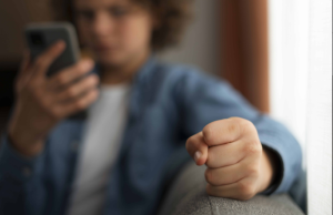 Pantallas y cerebro: el vínculo oculto detrás de la ira y la pérdida de control