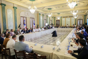 Empresarios buscan frenar alza de fletes y garantizan precios de la canasta básica