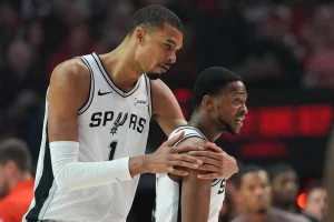 Spurs remontan 19 puntos y dominan la serie 3-1 ante Portland