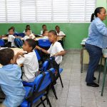Experta alerta: niños pasan de curso, pero no aprenden lo básico