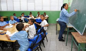 Experta alerta: niños pasan de curso, pero no aprenden lo básico