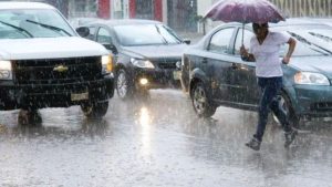 ¡Atención! Dos vaguadas y un sistema traerán mucha lluvia este martes al norte del país