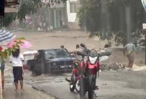 Fuertes lluvias inundan viviendas en Villa los Almácigos
