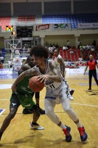 Andersson García debuta con triple-doble en la victoria de Marineros de Puerto Plata