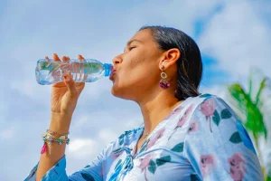 Beber agua, más que una necesidad: sus efectos en el cuerpo y la belleza
