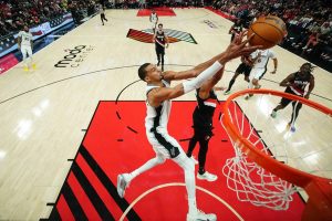 spurs-remontan-y-vencen-a-los-trail-blazers-para-tomar-ventaja-3-1-en-la-serie