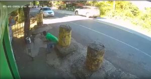 ¡Escapó de la muerte! hombre logra salvar su vida tras accidente entre camión y carro