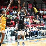 Gigantes derrotan a Metros y se mantienen invictos en la LNB