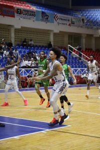 Andersson García debuta como un NBA y guía triunfo de Marineros con triple doble