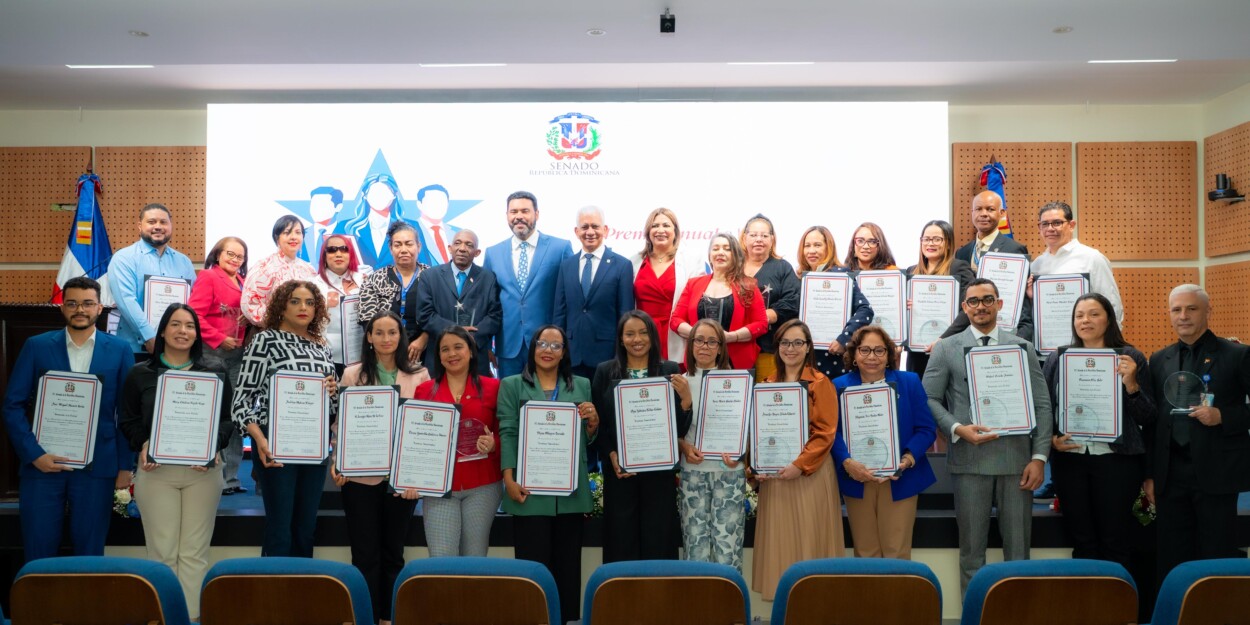 Senado reconoce empleados con más de 40 años de labor